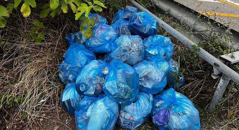 Yayan Torun hem yürüyor hem çöp topluyor