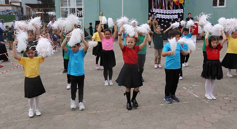 Öğrencilerin gösterileri ve şiirler renk kattı