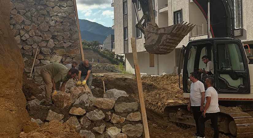 Atatürk Ortaokulu’nda duvar yeniden yapıldı