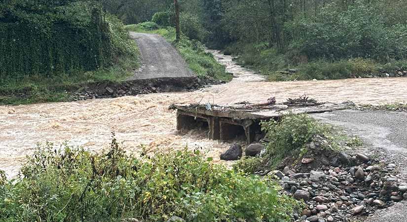 Yağışlar Kaşdibi Köprüsünü kullanılmaz hale getirdi