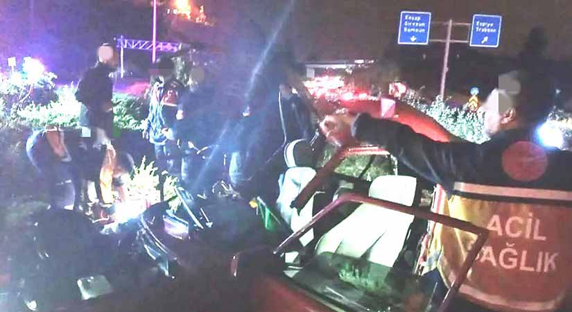 Giresun’da otomobil tıra çarptı: 1 ölü, 3 yaralı