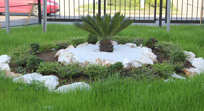 Dönel kavşaklar ve orta refüjler modern peyzajla güzelleşiyor