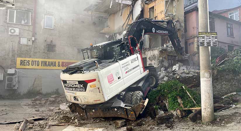 Giresun Belediyesi tehlike arz eden yapıları tek tek yıkıyor