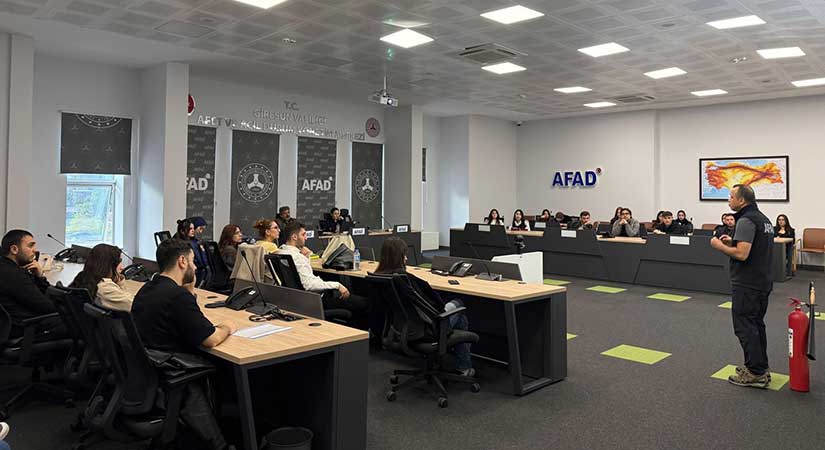 Üniversitede afet farkındalık eğitimi uygulamalı anlatıldı