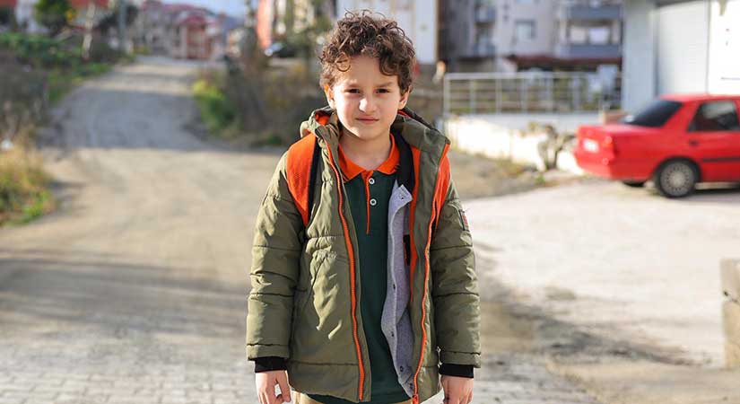 Minik Miraç’ın çamurlu yol isyanına anında çözüm