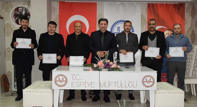 Hafızlığı Muhafaza Kursunu tamamlayanlara belgeleri verildi