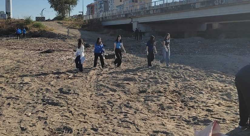 Espı̇ye’de öğretmen ve öğrencilerden kıyı temizliği