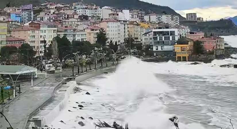 Tirebolu’da dev dalgalar yolu vurdu
