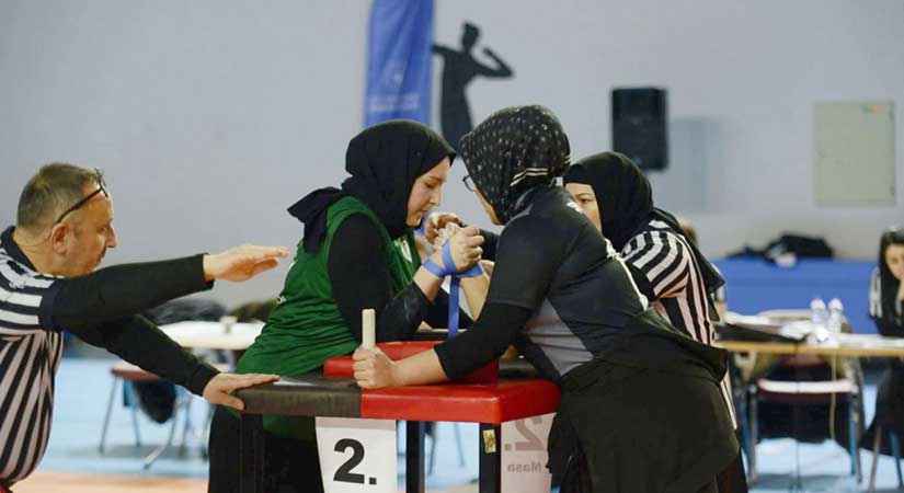 Tirebolu’dan bilek güreşinde altın