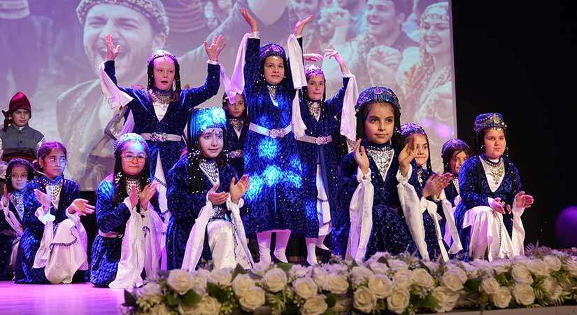 Halk oyunları gösterisi ayakta alkışlandı