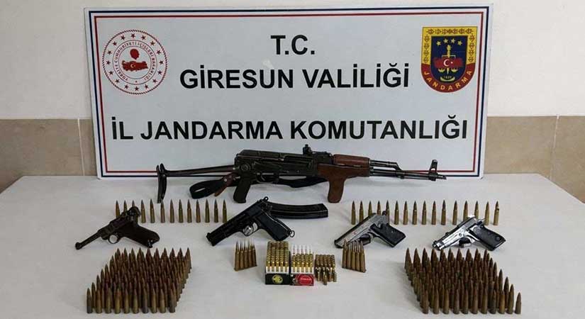 Giresun’da ev baskınında ağır silah ele geçirildi