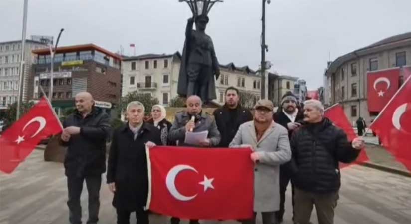 Bayrak provokasyonuna Atatürk Meydanı’nda kınama