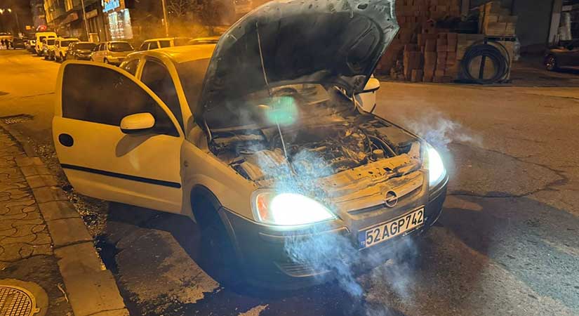 Seyir halindeki otomobil alev aldı