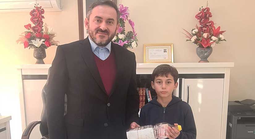 Biriktirdiği harçlıklarını Filistin için bağışladı 