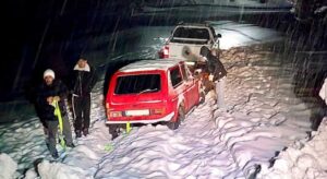 Kar esaretinde mahsur kalanlar kurtarıldı