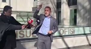 CHP’Li Adıgüzel, TMO önünde çuvalı yere döktü