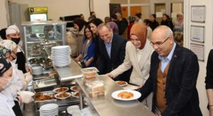 Vali Mustafa Koç KYK Yurdunda iftar yaptı