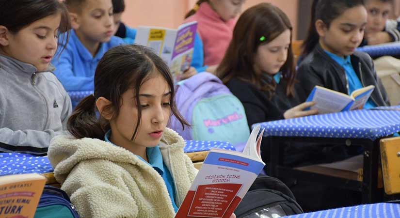 Kaymakam Azman öğrencilerle kitap okudu