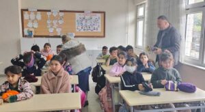 Çanakçı’da öğrencilere atkı ve bere dağıtıldı