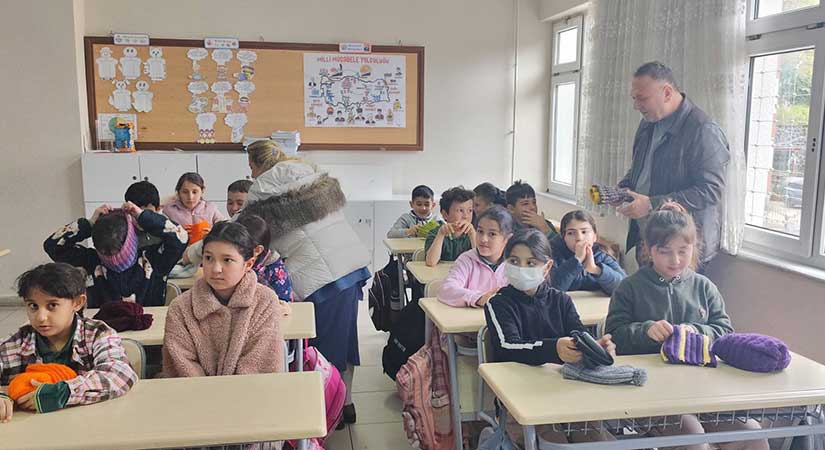 Çanakçı’da öğrencilere atkı ve bere dağıtıldı