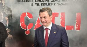 Konal “Çatlı” film galasında dikkat çeken mesaj verdi