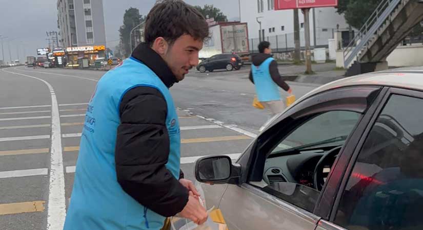 Espiye’de öğrenciler trafikte iftariyelik dağıttı