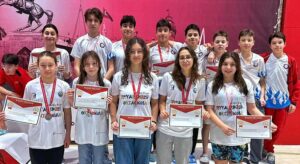 Giresunlu Yüzücüler grup müsabakalarında kürsüye çıktı