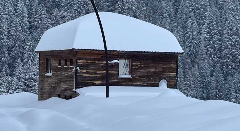 Kulakkaya’da kar 2 metreyi aştı