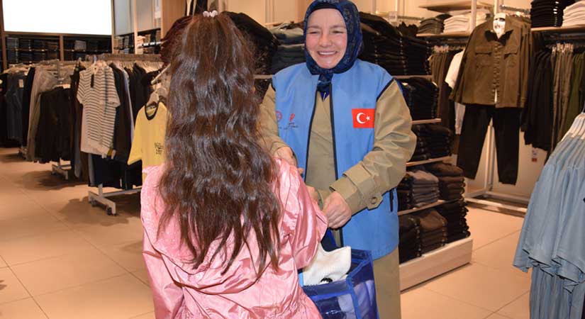 Yetimler bayram sevincini erken yaşadı