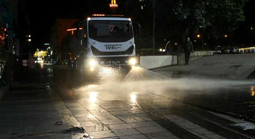 Giresun’da cadde ve sokaklar gece yıkanıyor