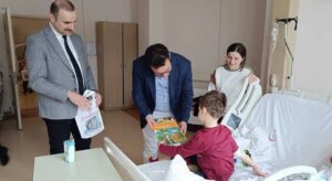 Giresun’da Hastanede tedavi gören çocuklara kitap sürprizi