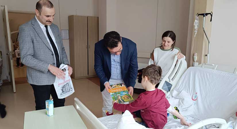 Giresun’da Hastanede tedavi gören çocuklara kitap sürprizi