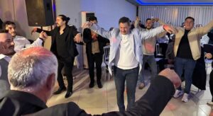 Konal düğünde horonla dikkatleri üzerine çekti