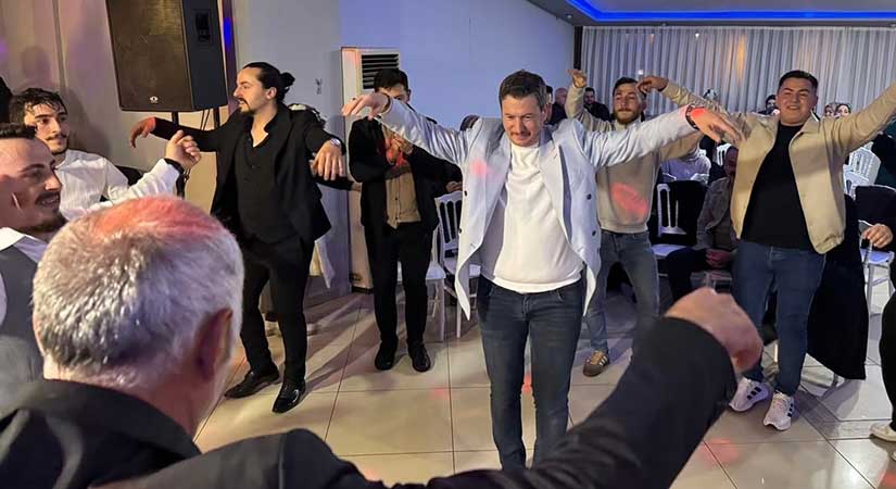 Konal düğünde horonla dikkatleri üzerine çekti