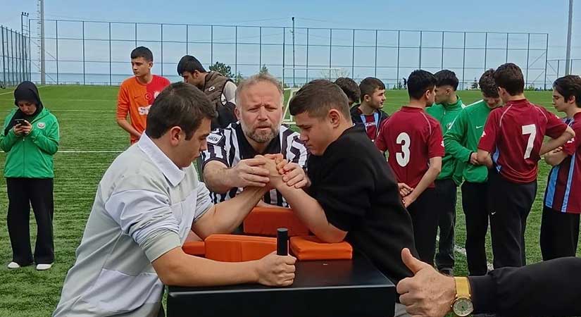 Bilek Güreşinde Espiyeli öğrencilerden güç gösterisi