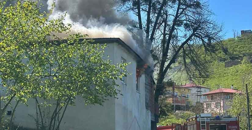 Karadere zarar gören aileyi ziyaret etti