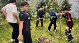 Necati Uçar Harşit’te binlerce fidan dağıttı