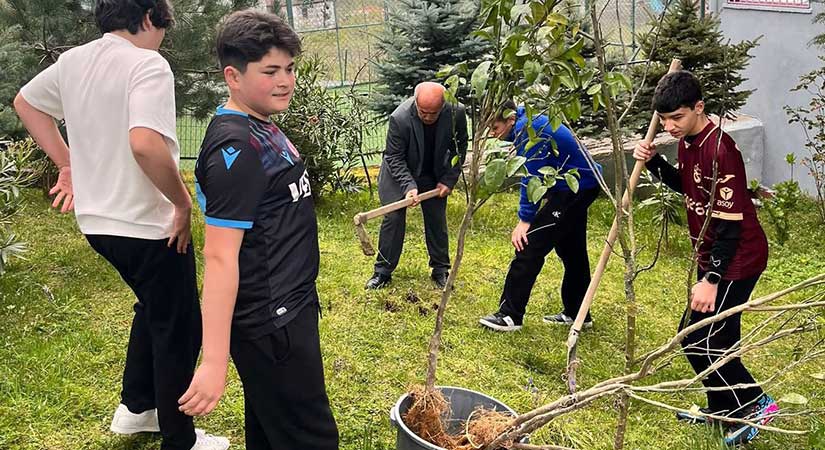 Necati Uçar Harşit’te binlerce fidan dağıttı