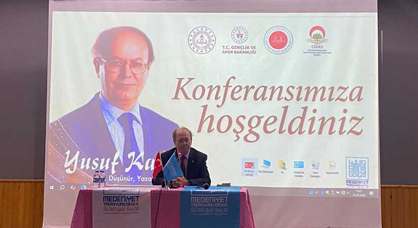 Yusuf Kaplan Espiye’de kürsüde