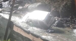 Dereye uçan araçta 19 yaşındaki genç hayatını kaybetti