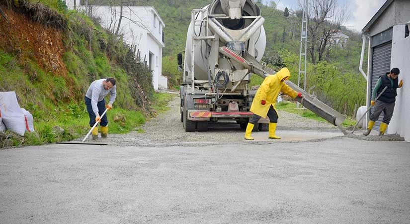 Giresun Belediyesi Kılıç Sokak’ta beton yol başlattı