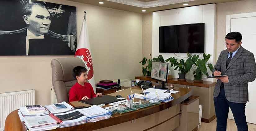 Başkan Kara koltuğu çocuğa devretti