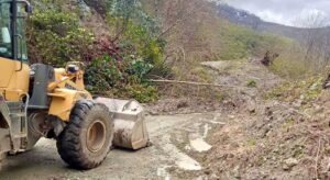 Tirebolu İğnece’de yol ekiplerle açıldı