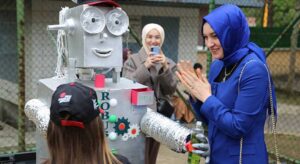 Neslihan Gül Koç öğrencilerin projelerini inceledi