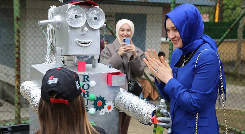 Neslihan Gül Koç öğrencilerin projelerini inceledi