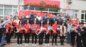 Rafting kızları bronzla döndü, coşkuyla karşılandı