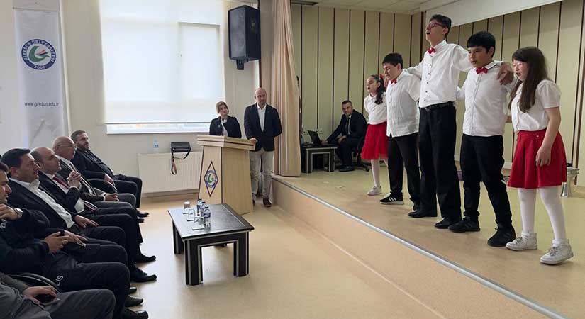 Eynesil’de duygu dolu gösteri ayakta alkışlandı