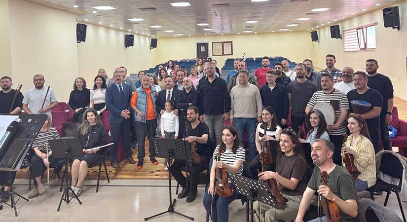 Öğretmenler sahneye hazırlanıyor