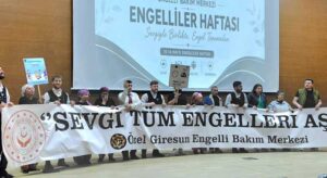 Engelli bireyler sahnede ayakta alkışlandı