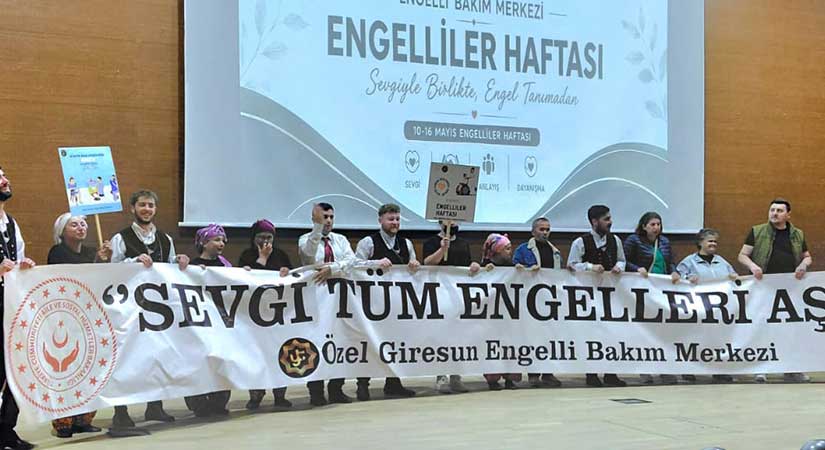 Engelli bireyler sahnede ayakta alkışlandı
